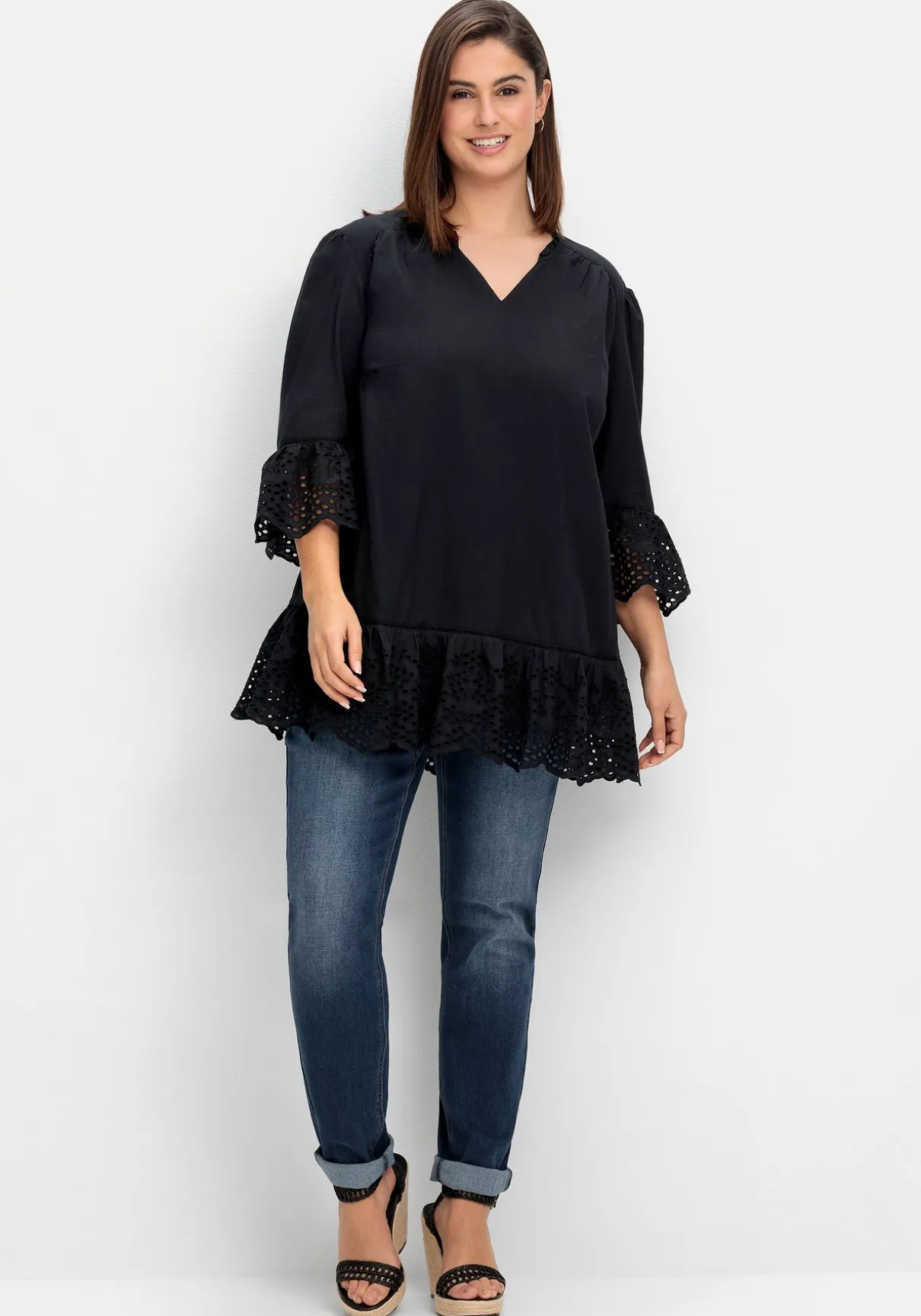 Longtunika mit Lochmusterdetails und Volantspitze