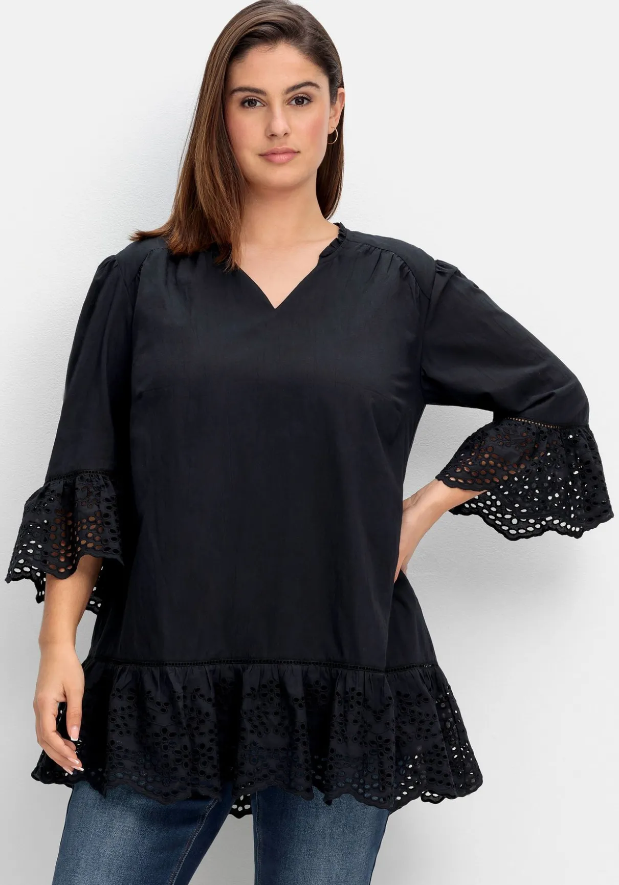 Longtunika mit Lochmusterdetails und Volantspitze