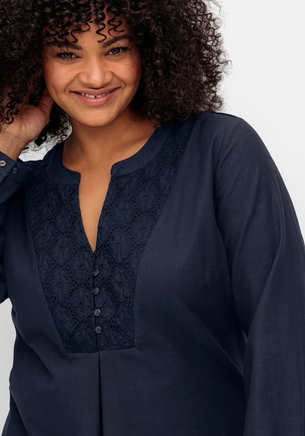 Longtunika mit Spitze am V-Ausschnitt