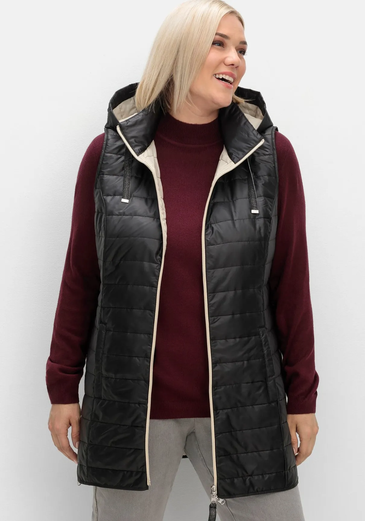 Longweste mit Kapuze und Kontrastdetails