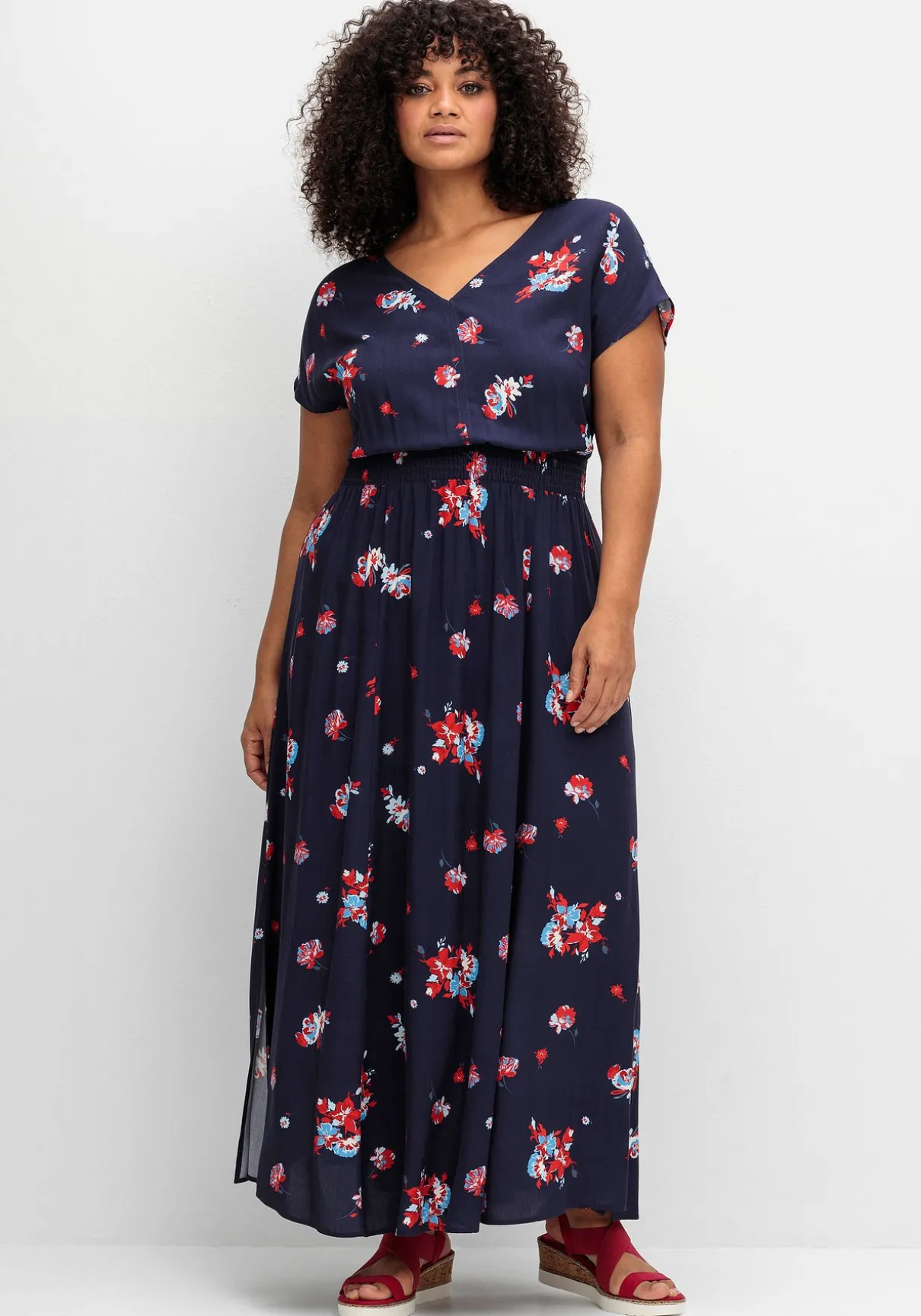 Maxikleid mit Alloverdruck und gesmokter Taille