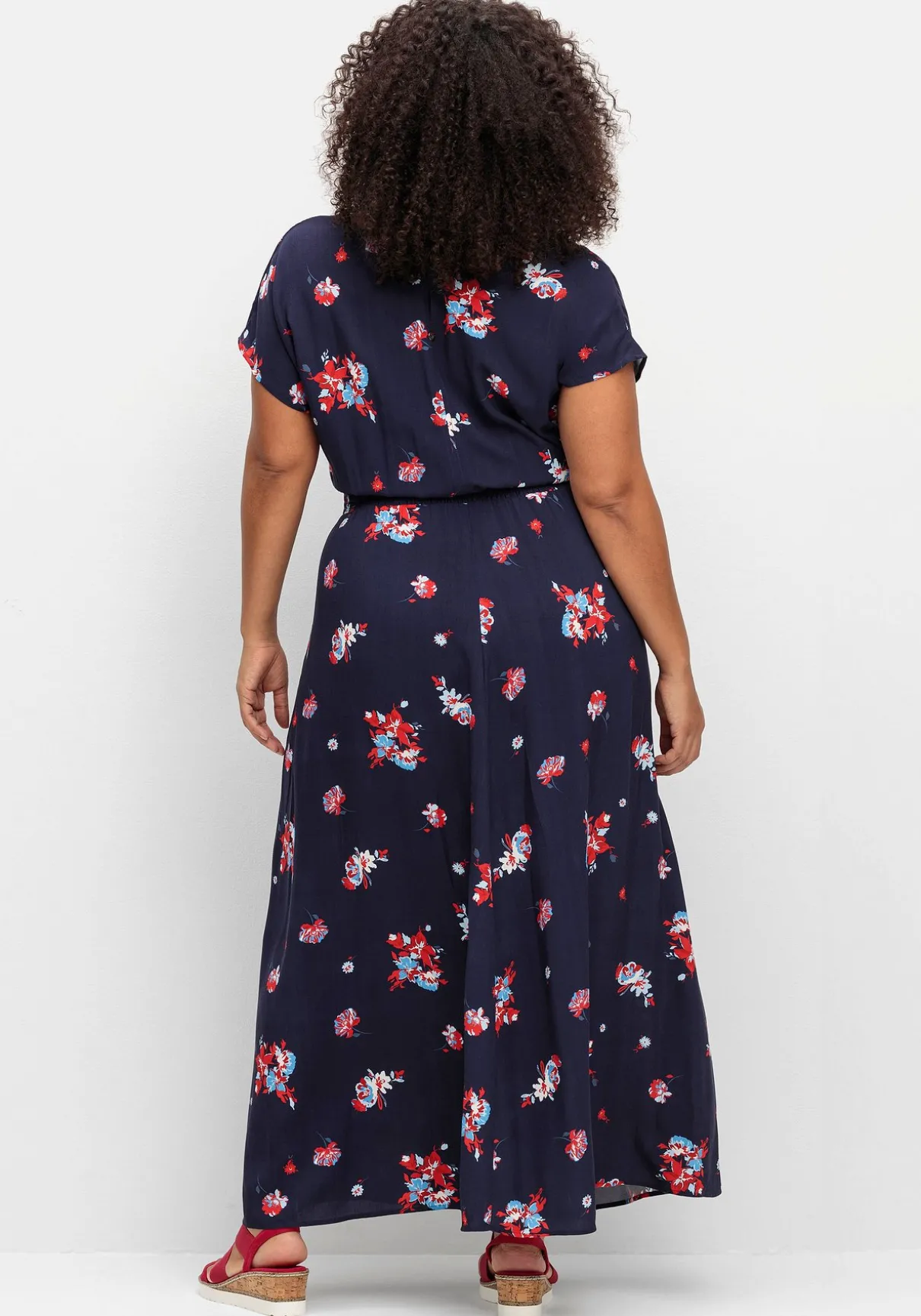 Maxikleid mit Alloverdruck und gesmokter Taille