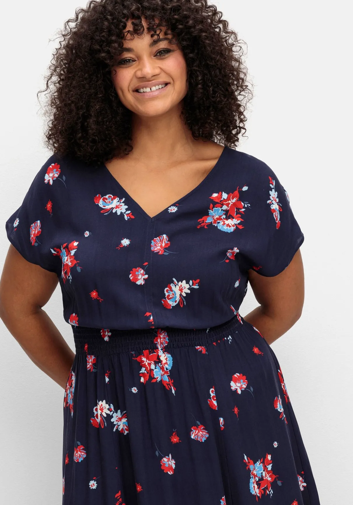 Maxikleid mit Alloverdruck und gesmokter Taille