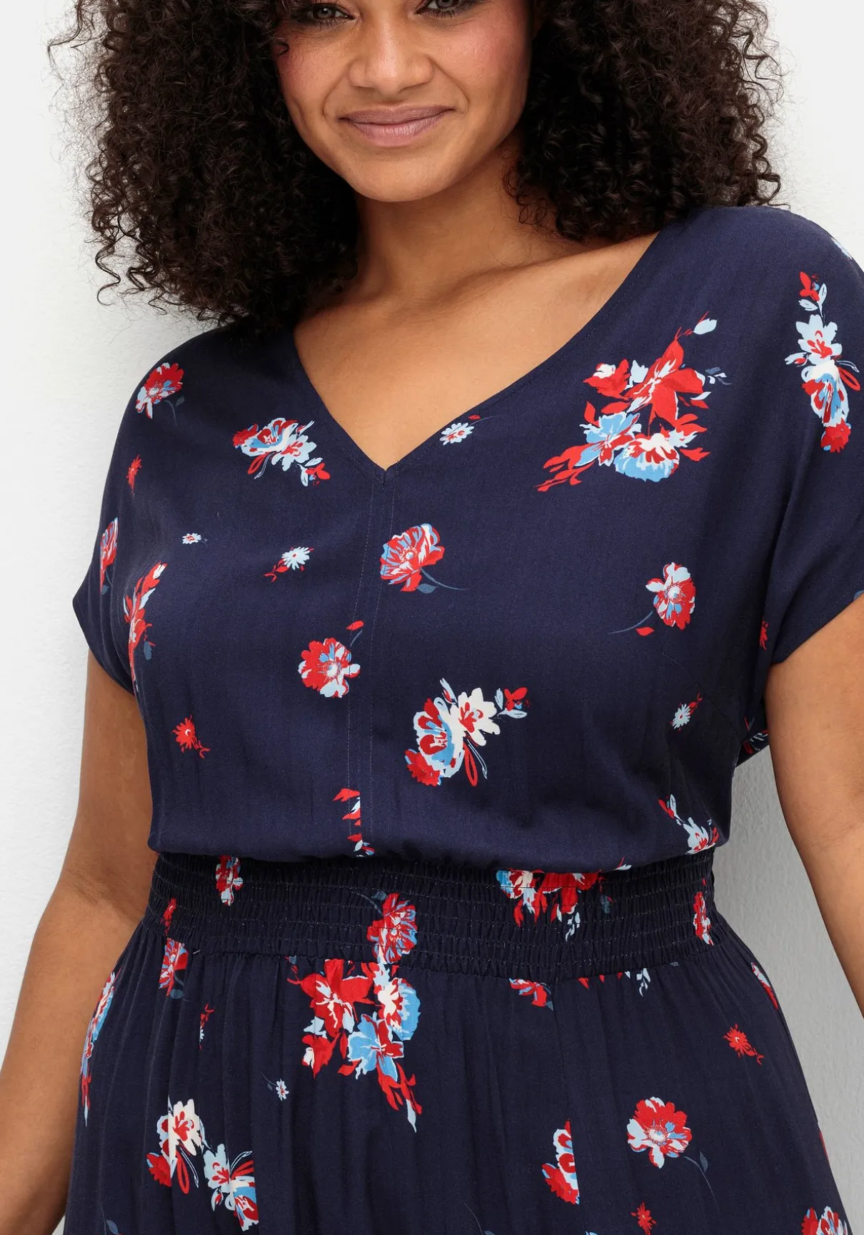 Maxikleid mit Alloverdruck und gesmokter Taille