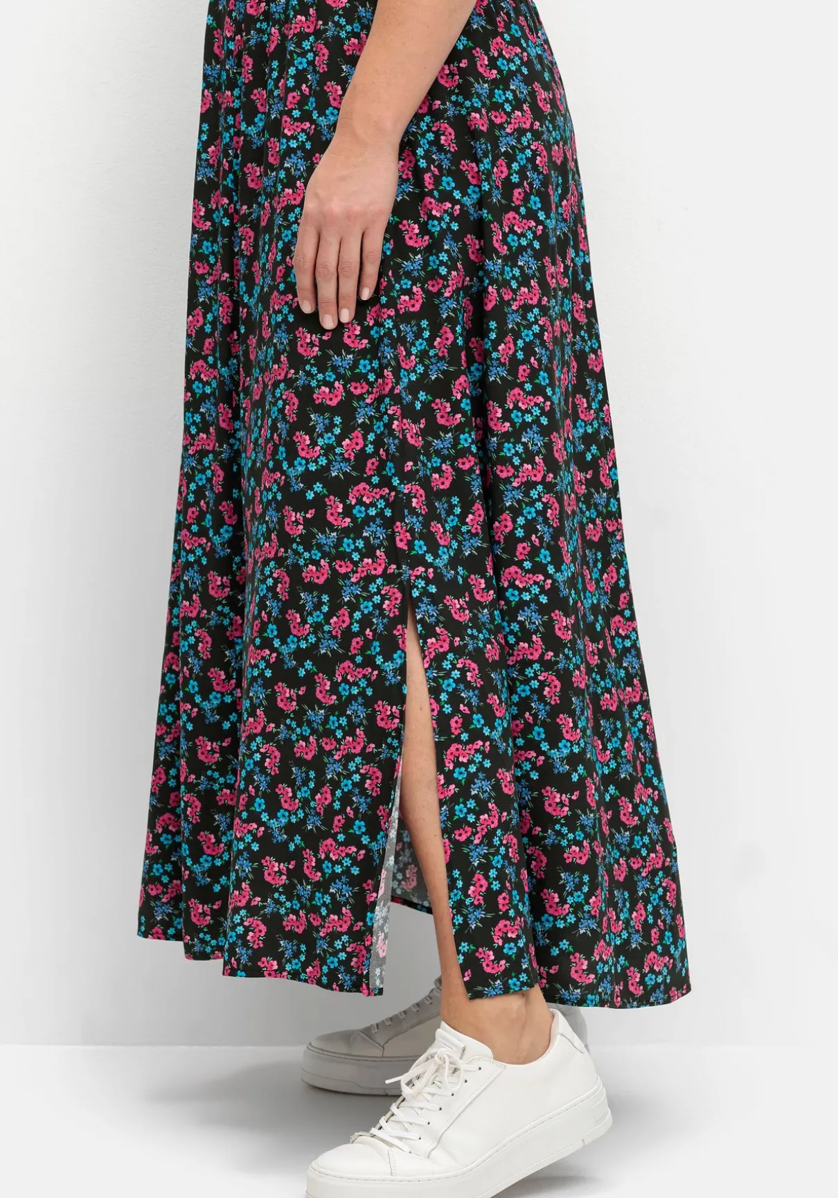 Maxikleid mit Alloverdruck und gesmokter Taille