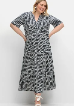 Maxikleid mit Alloverprint und Stufenvolants