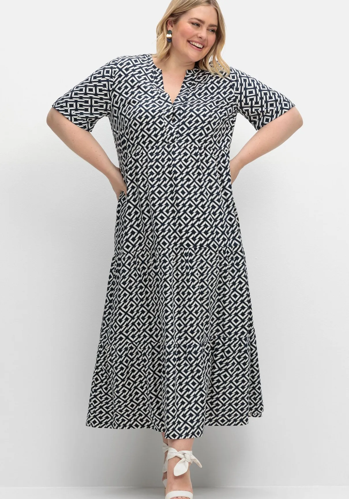 Maxikleid mit Alloverprint und Stufenvolants