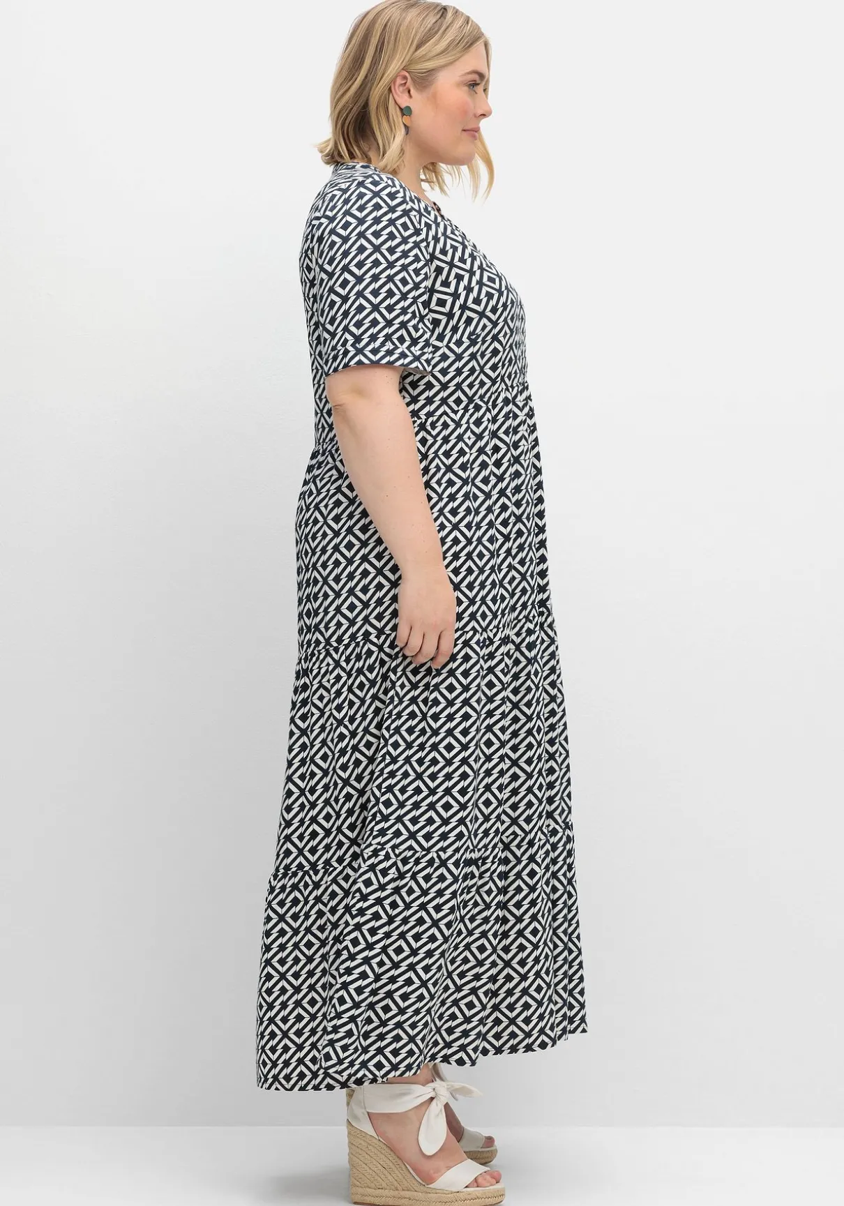 Maxikleid mit Alloverprint und Stufenvolants
