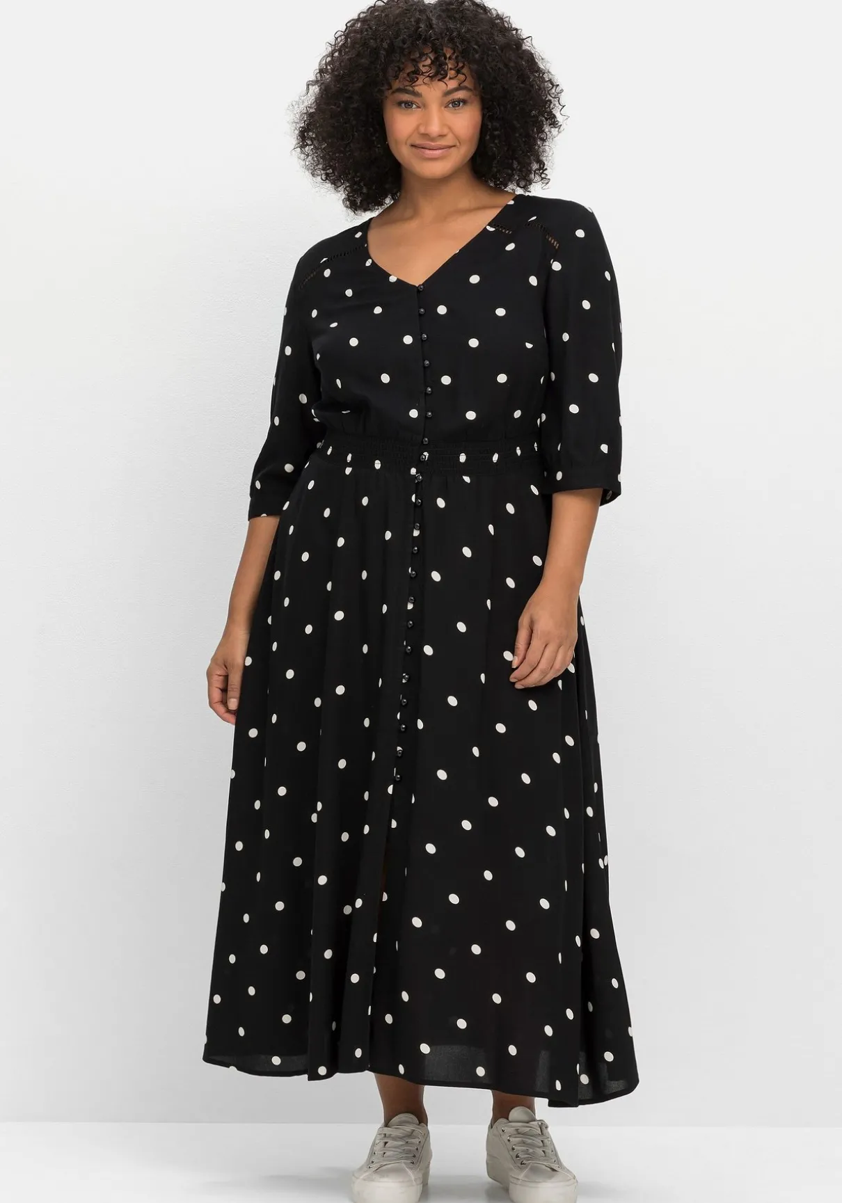 Maxikleid mit Alloverprint und gesmokter Taille