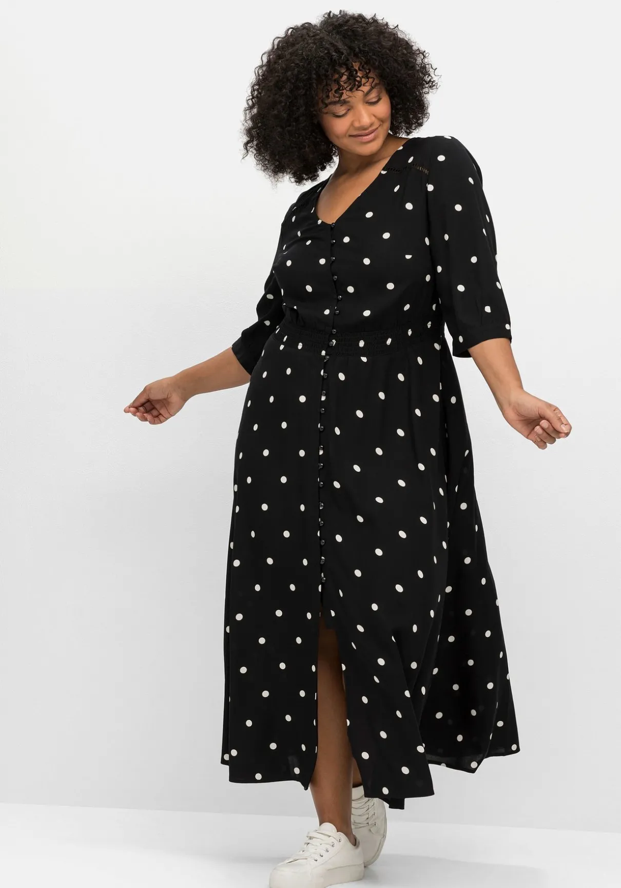 Maxikleid mit Alloverprint und gesmokter Taille