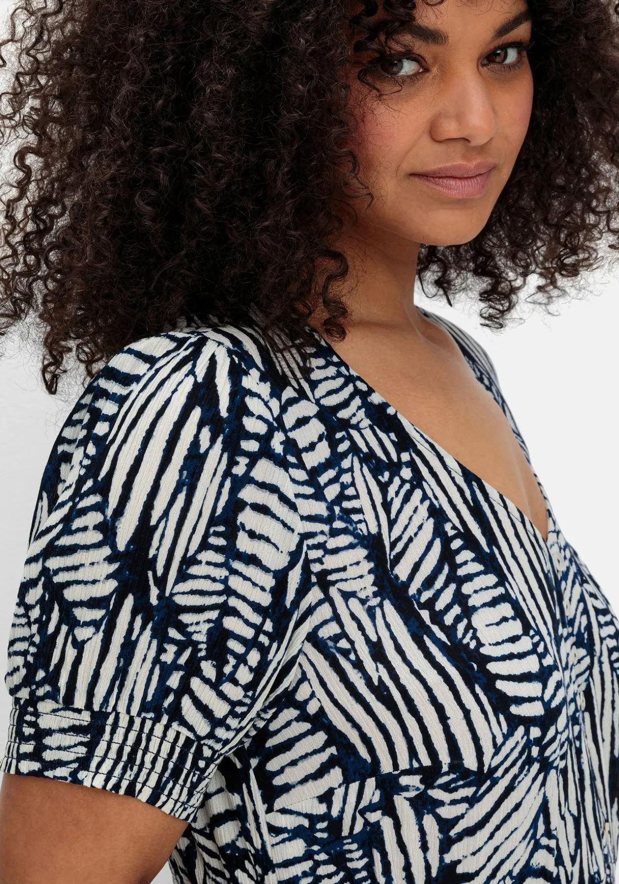 Maxikleid mit Grafikprint und Volantsaum