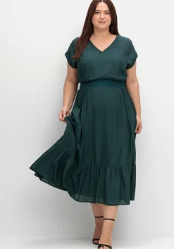 Maxikleid mit Smokbund und Volant am Saum