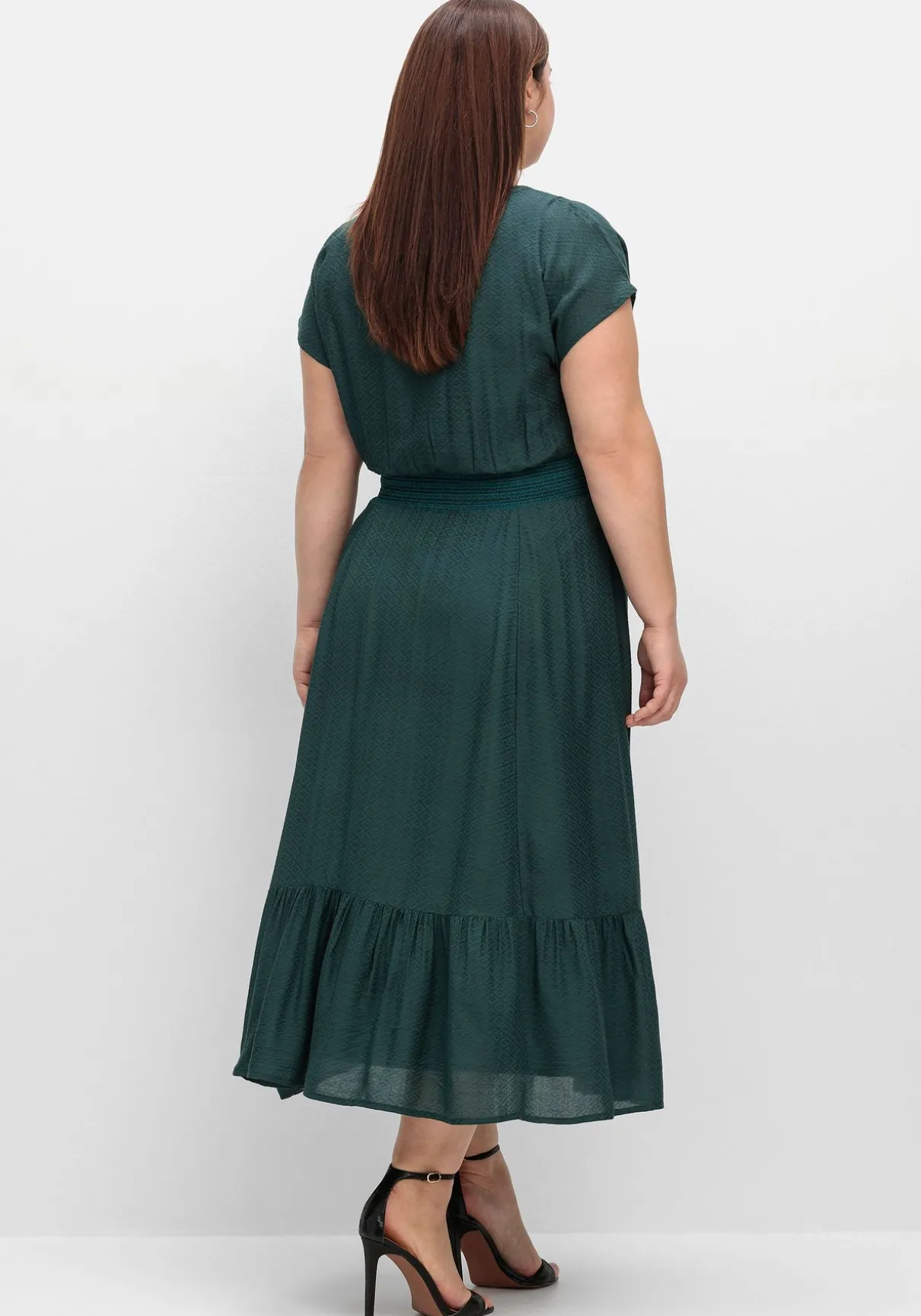 Maxikleid mit Smokbund und Volant am Saum