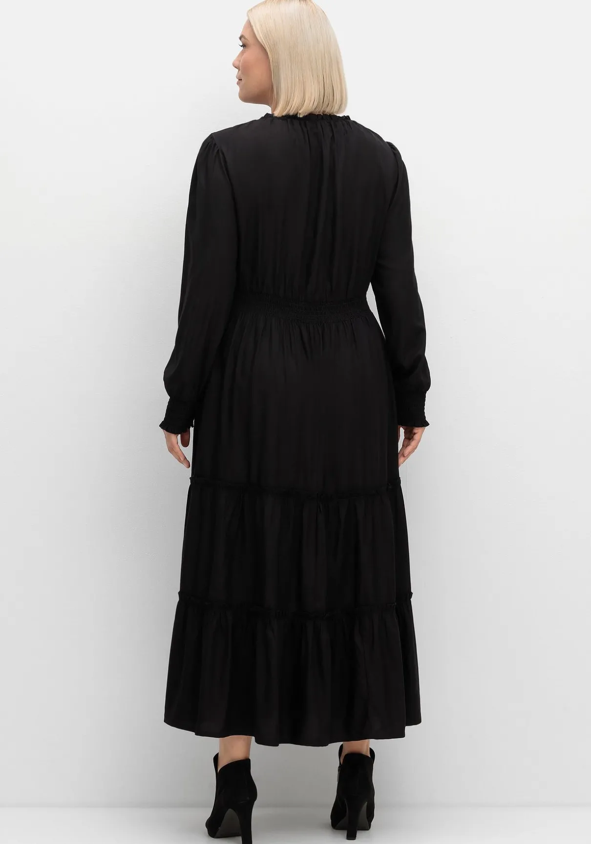 Maxikleid mit Smokbund und Volantrock