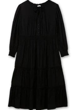 Maxikleid mit Smokbund und Volantrock