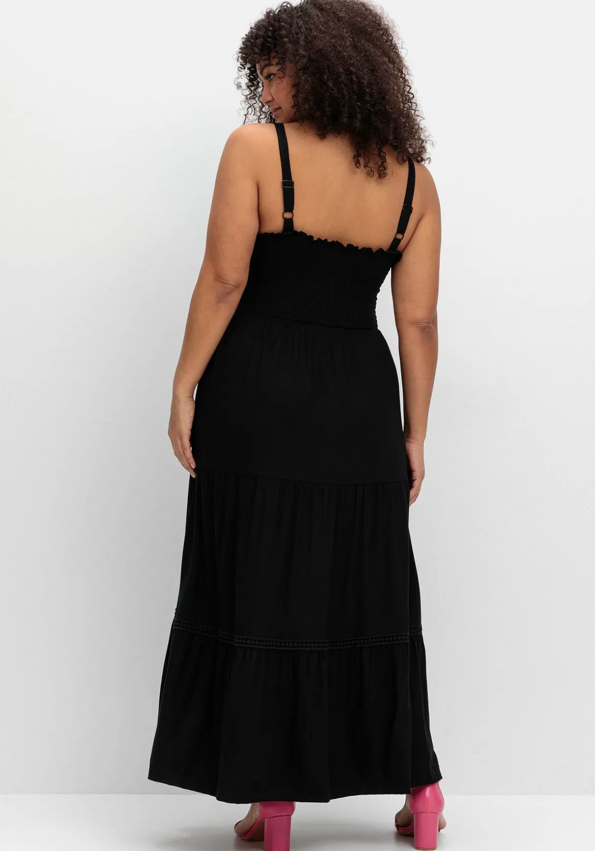 Maxikleid mit Smok-Oberteil und Volantrock