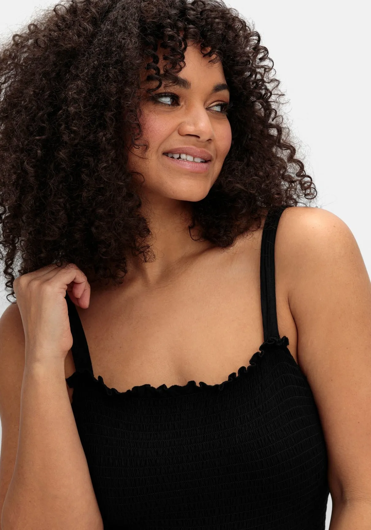 Maxikleid mit Smok-Oberteil und Volantrock