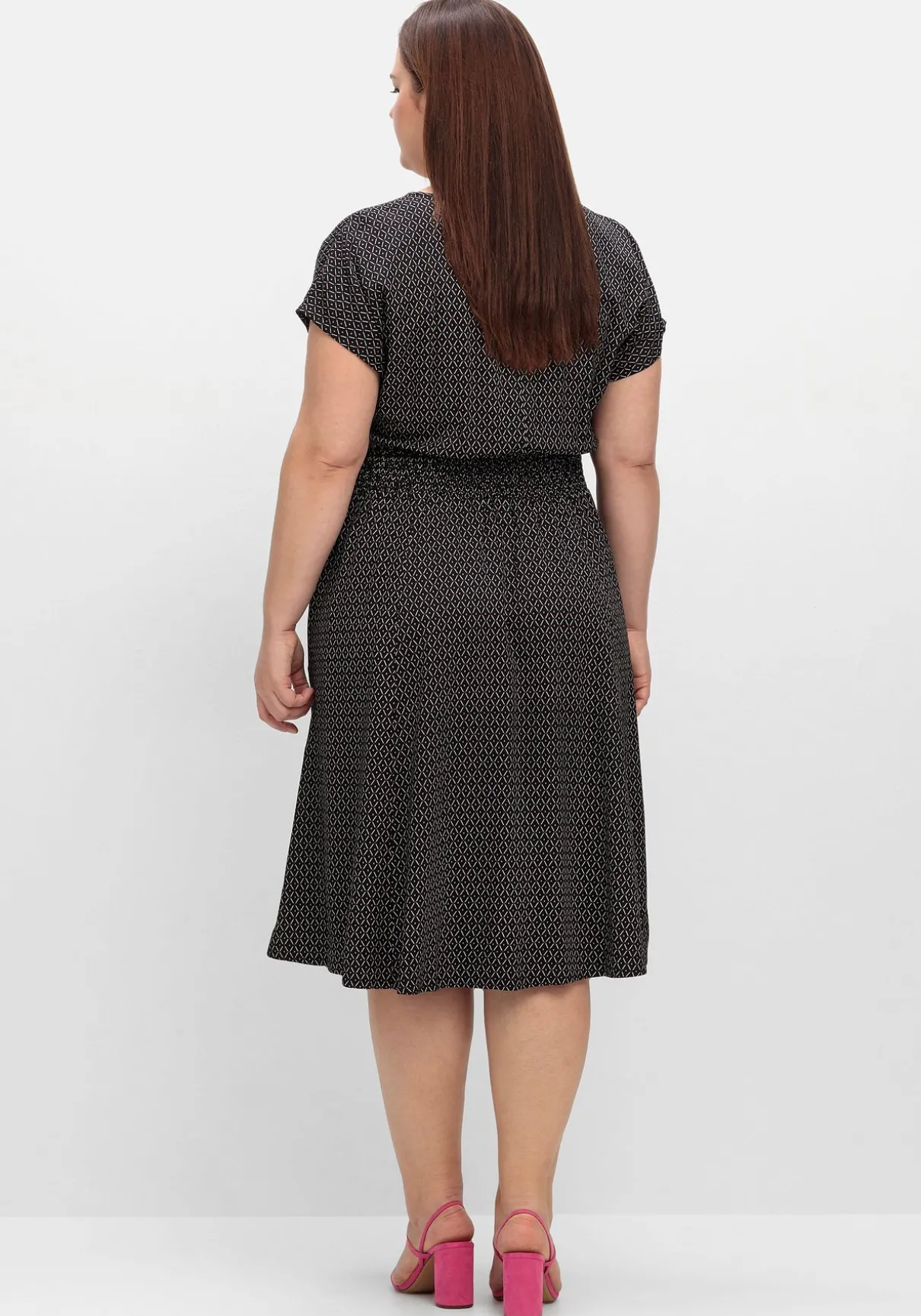 Midikleid mit Smokbund und weitem Rock