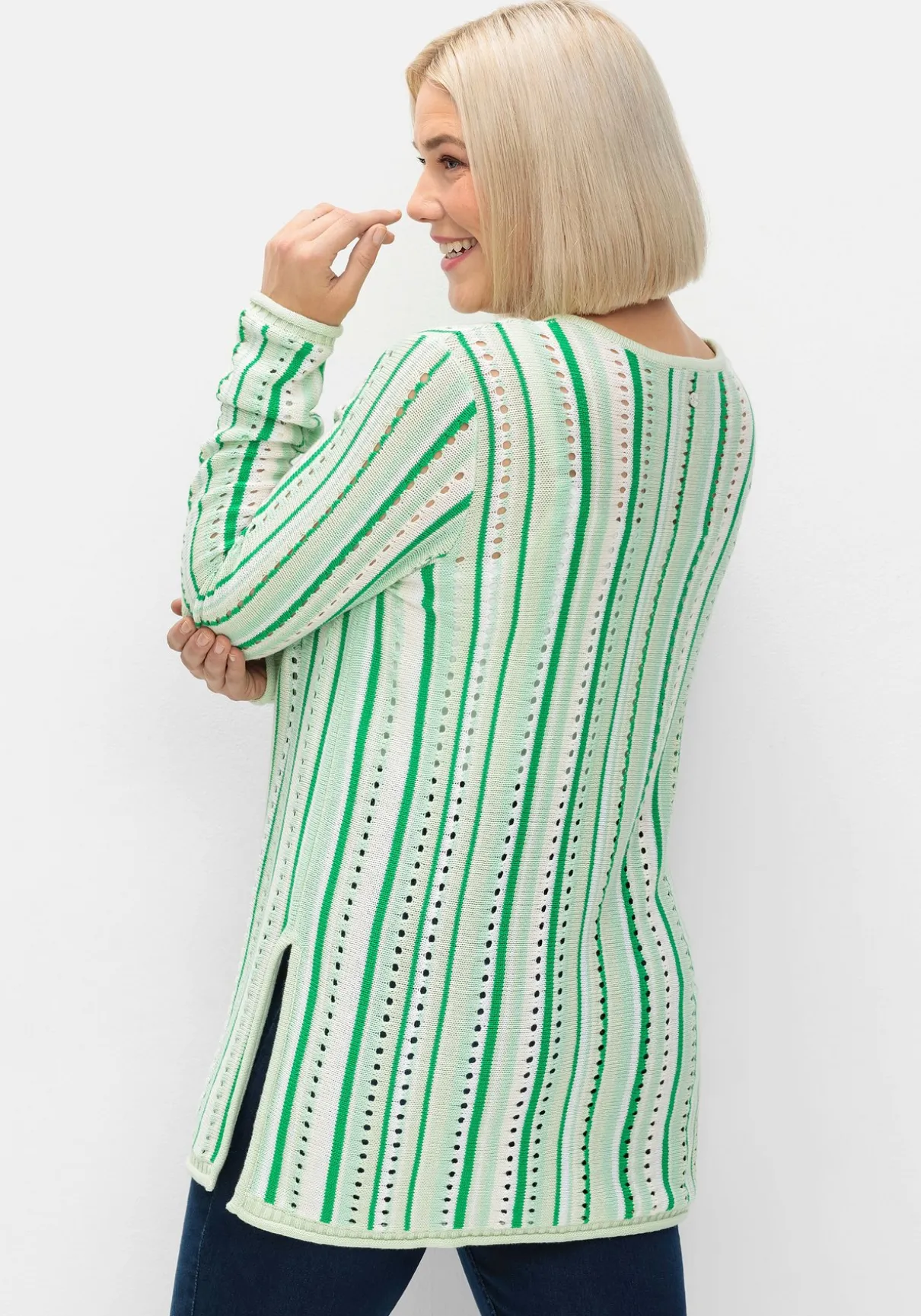 Pullover aus Ajourstrick, mit Längsstreifen