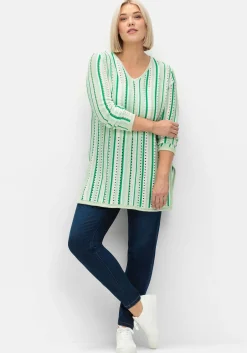Pullover aus Ajourstrick, mit Längsstreifen
