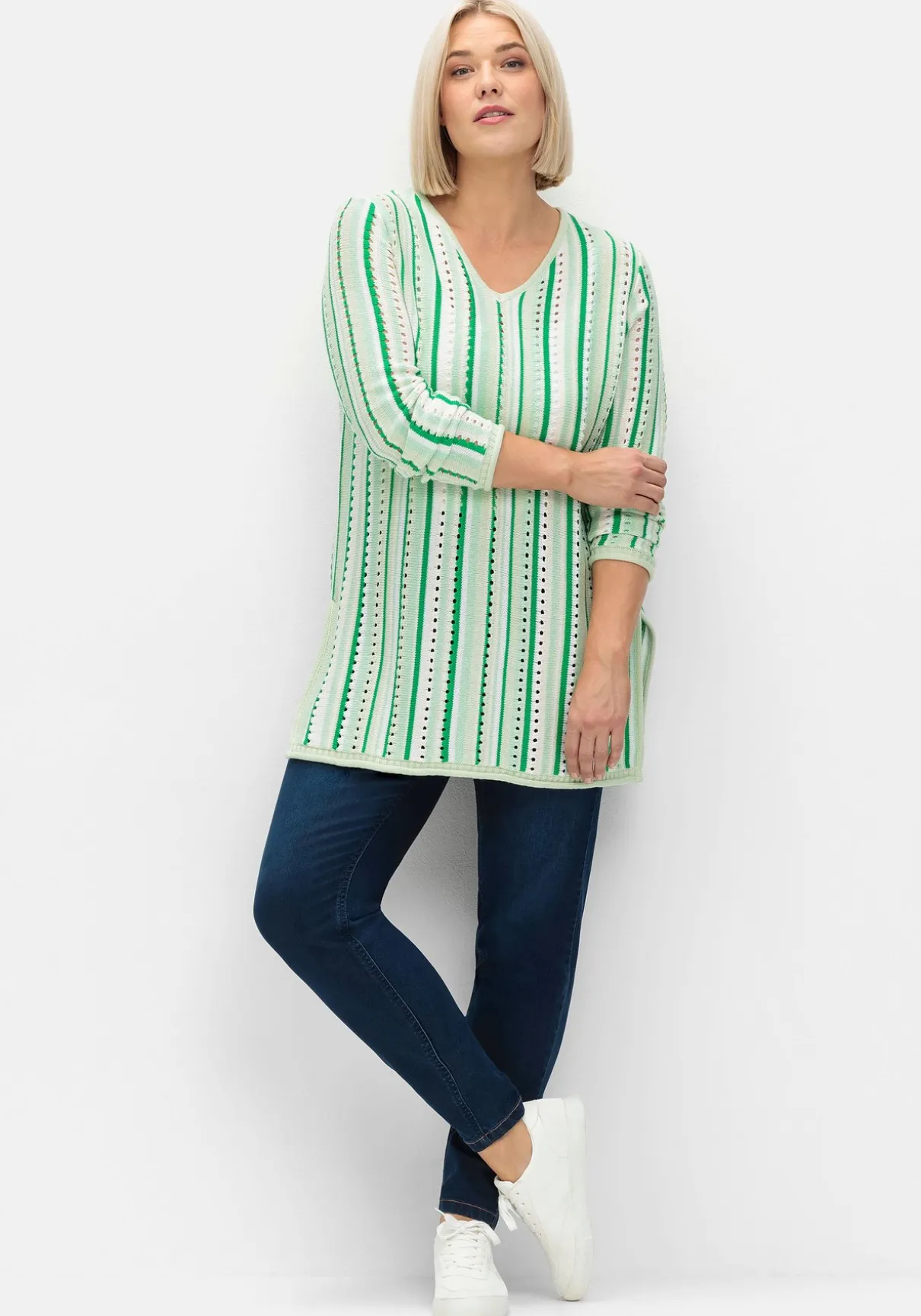 Pullover aus Ajourstrick, mit Längsstreifen