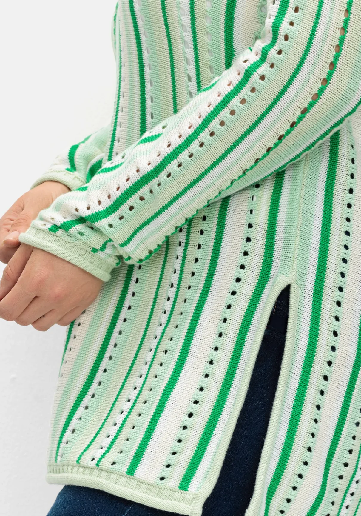 Pullover aus Ajourstrick, mit Längsstreifen