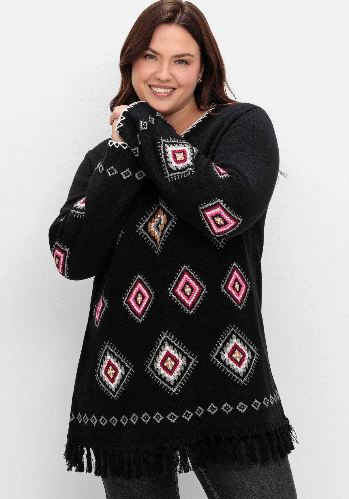 Pullover mit Ethnomuster und Fransen