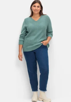 Pullover mit Zopfstrickmuster im Vorderteil