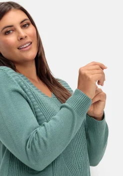 Pullover mit Zopfstrickmuster im Vorderteil