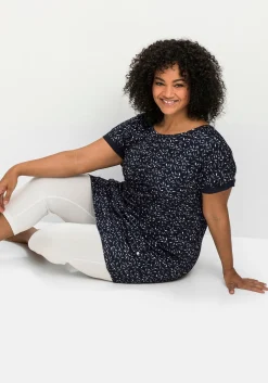 Relax-Shirtkleid mit Alloverdruck und breitem Saum