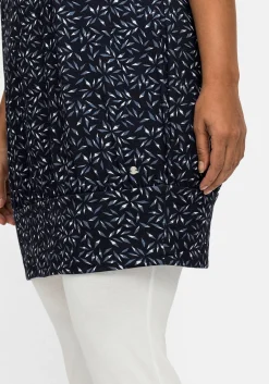 Relax-Shirtkleid mit Alloverdruck und breitem Saum