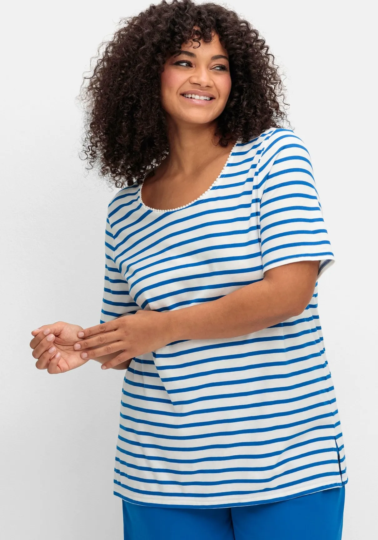 Ringelshirt mit Spitzenborte am Ausschnitt