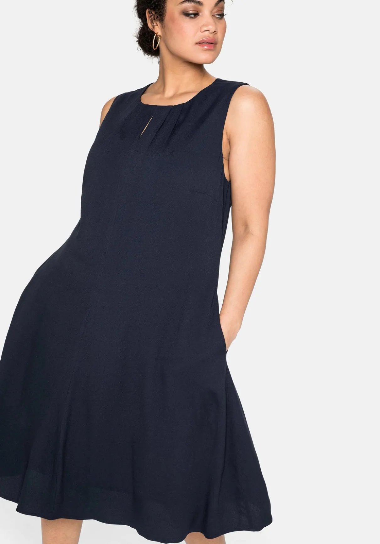 Ärmelloses Cocktailkleid mit Falten-Detail