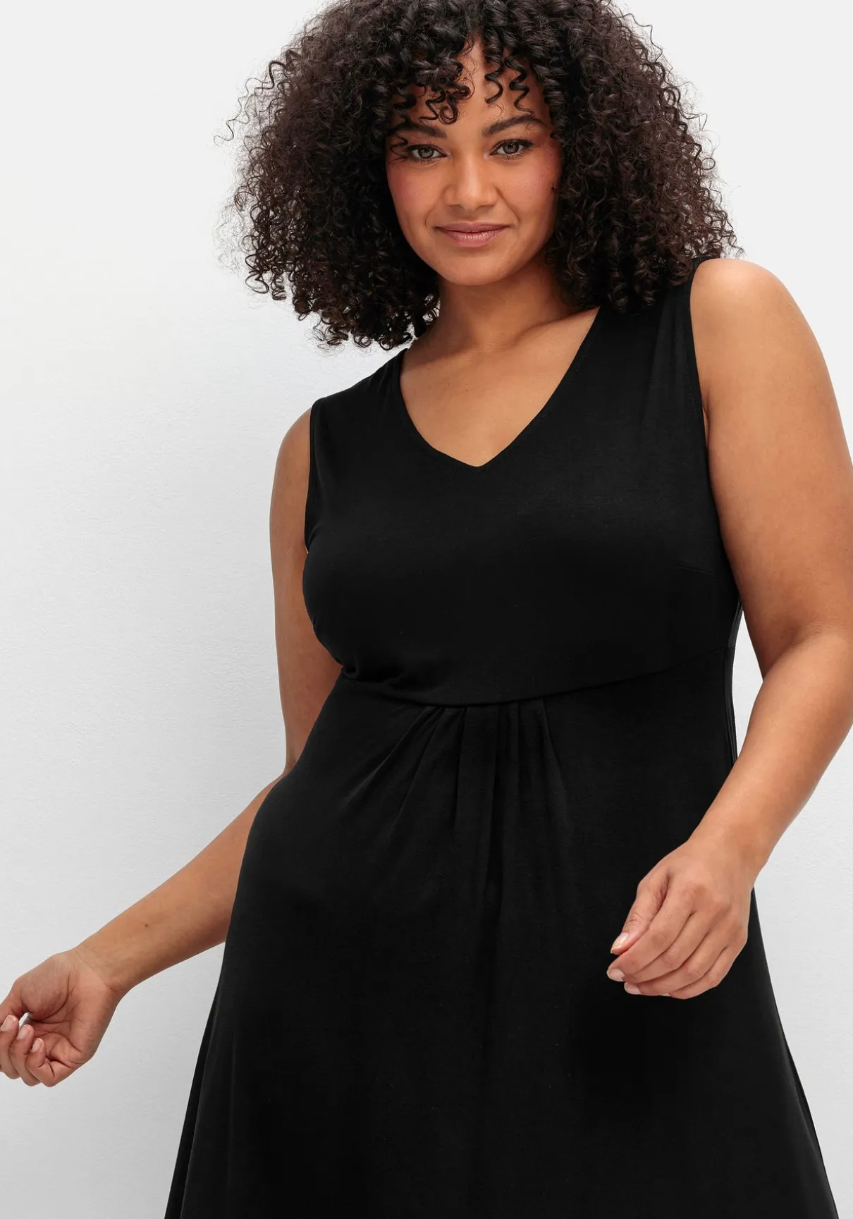 Ärmelloses Jerseykleid mit Raffung vorn