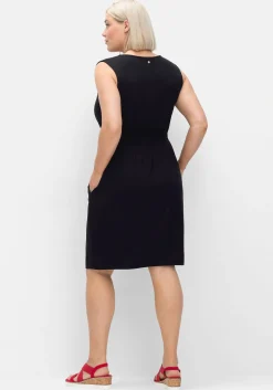 Ärmelloses Kleid in Wickeloptik mit gesmokten Details