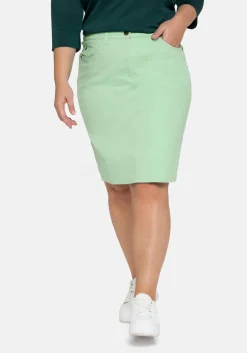 Rock in kniefreier Länge, aus Baumwoll-Twill