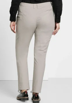 Schmal zulaufende Chinohose mit Bundfalten