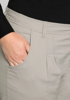 Schmal zulaufende Chinohose mit Bundfalten