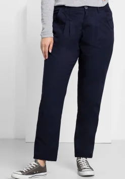 Schmal zulaufende Chinohose mit Bundfalten