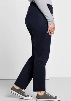 Schmal zulaufende Chinohose mit Bundfalten