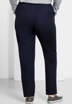 Schmal zulaufende Chinohose mit Bundfalten