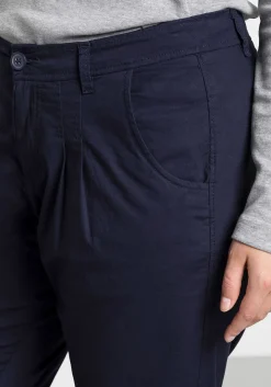 Schmal zulaufende Chinohose mit Bundfalten