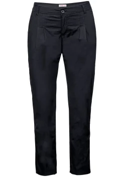 Schmal zulaufende Chinohose mit Bundfalten