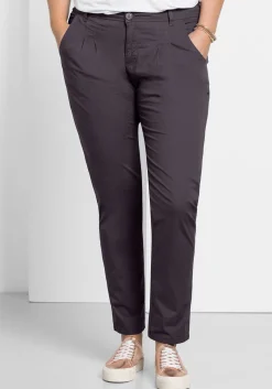 Schmal zulaufende Chinohose mit Bundfalten