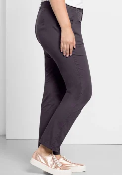 Schmal zulaufende Chinohose mit Bundfalten