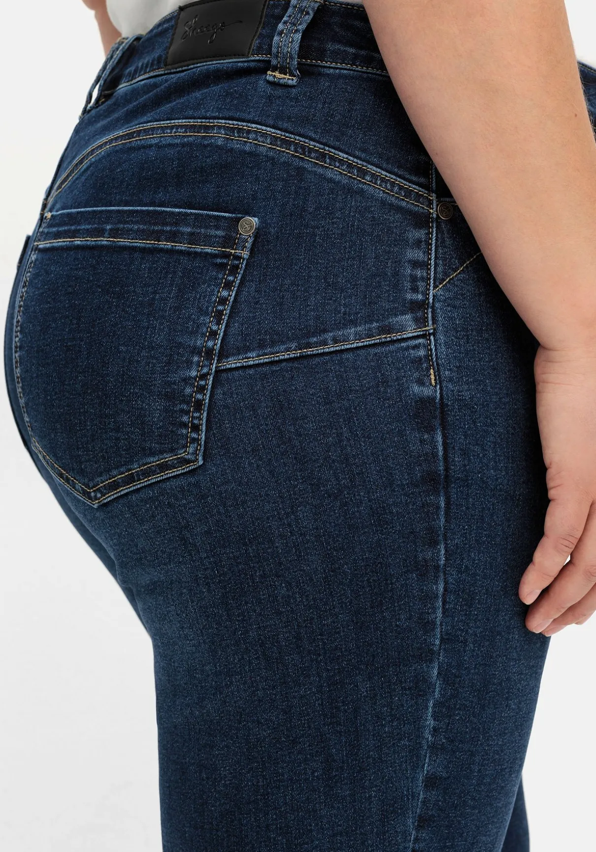 Schmale Caprijeans mit Push-up-Effekt, ultraflexibel