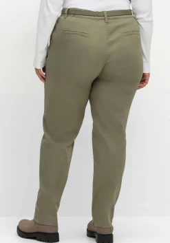 Schmale Chinohose mit Gürtel