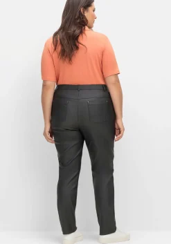 Schmale Hose in beschichteter Lederoptik