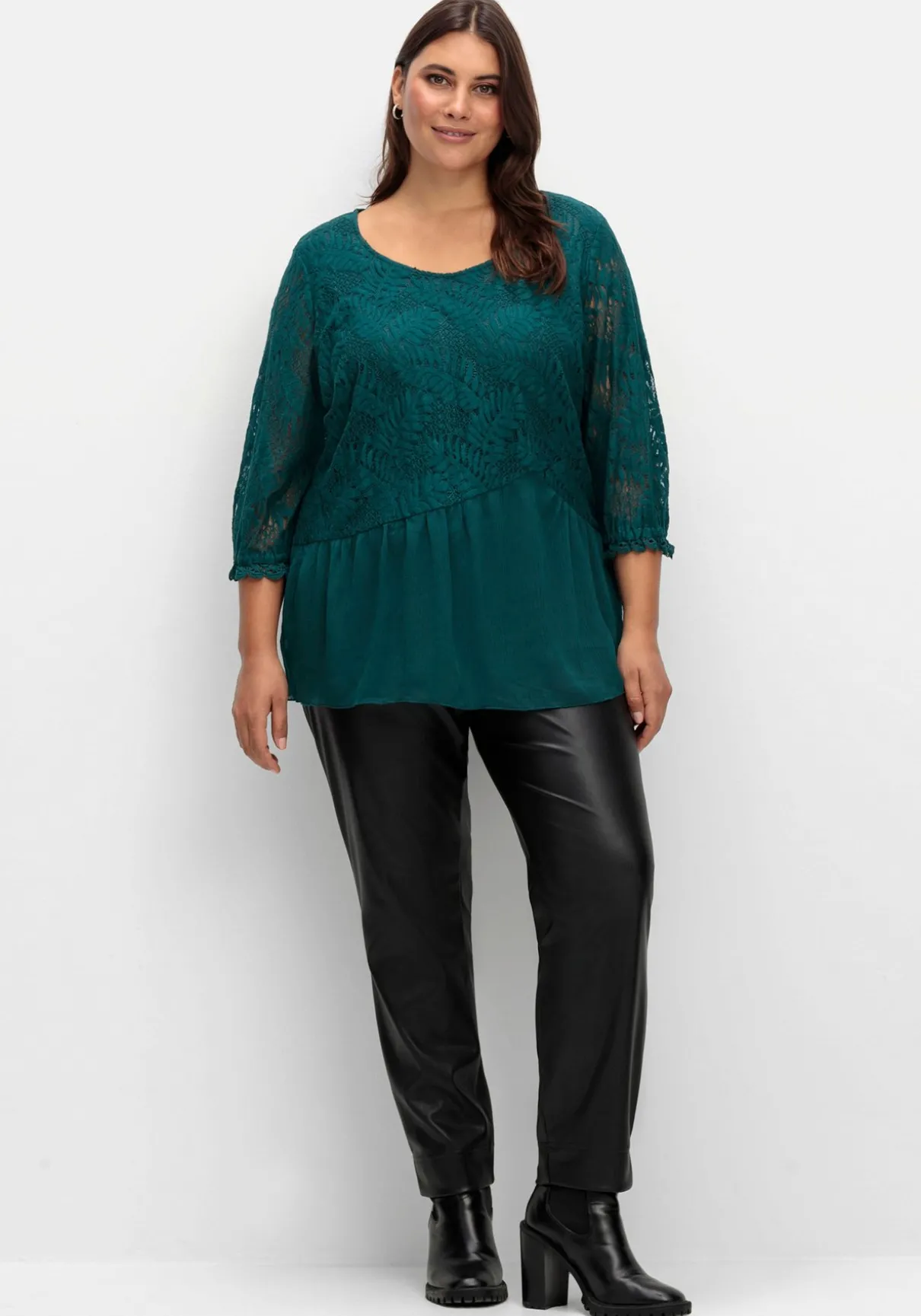 Schmale Hose in Lederoptik, knöchelfreie Länge