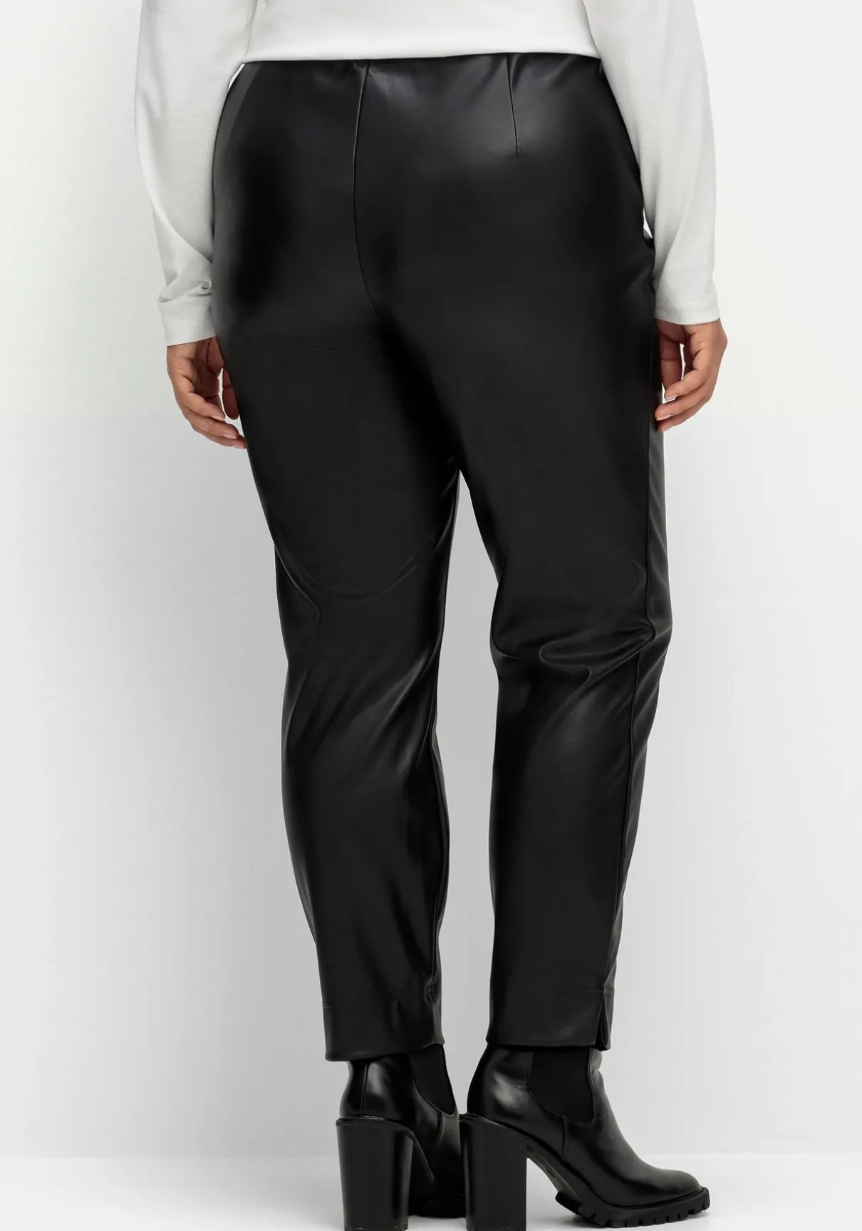 Schmale Hose in Lederoptik, knöchelfreie Länge